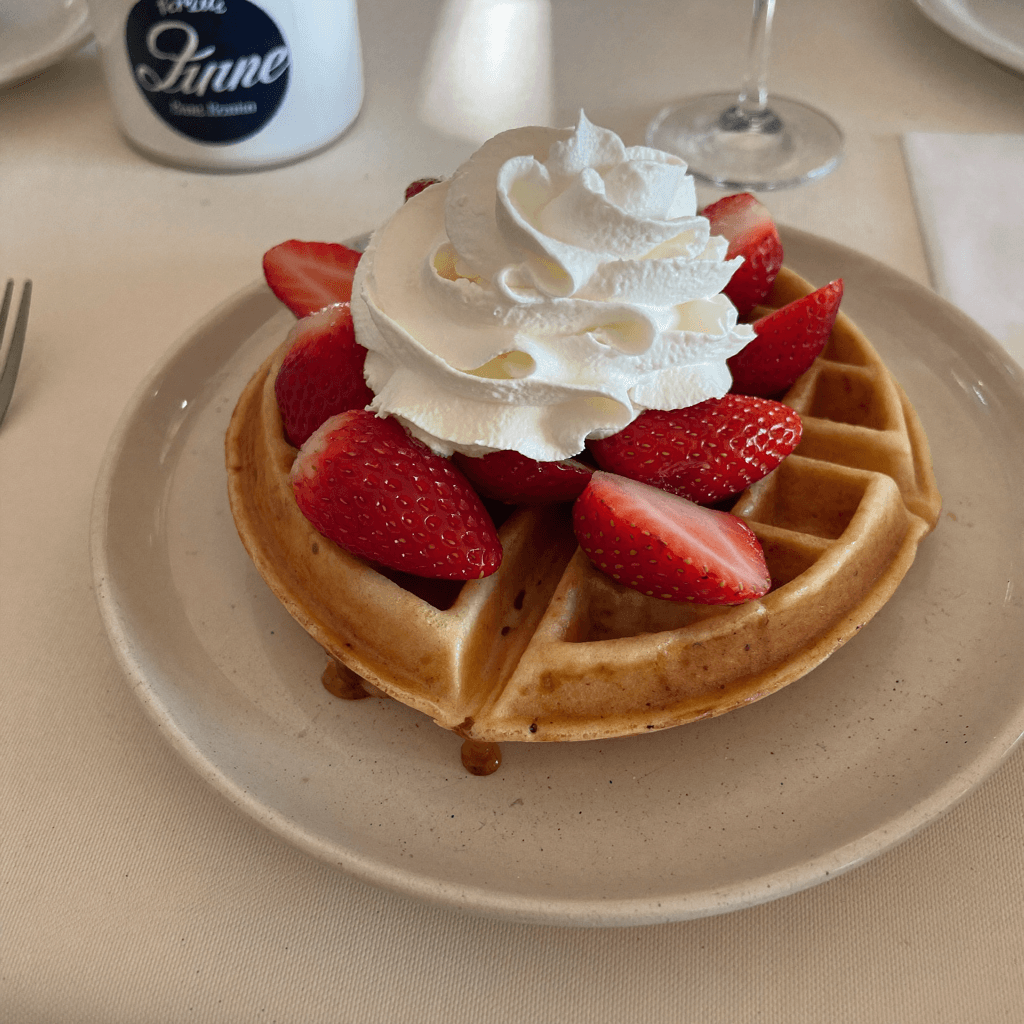 Waffle con frutillas y crema