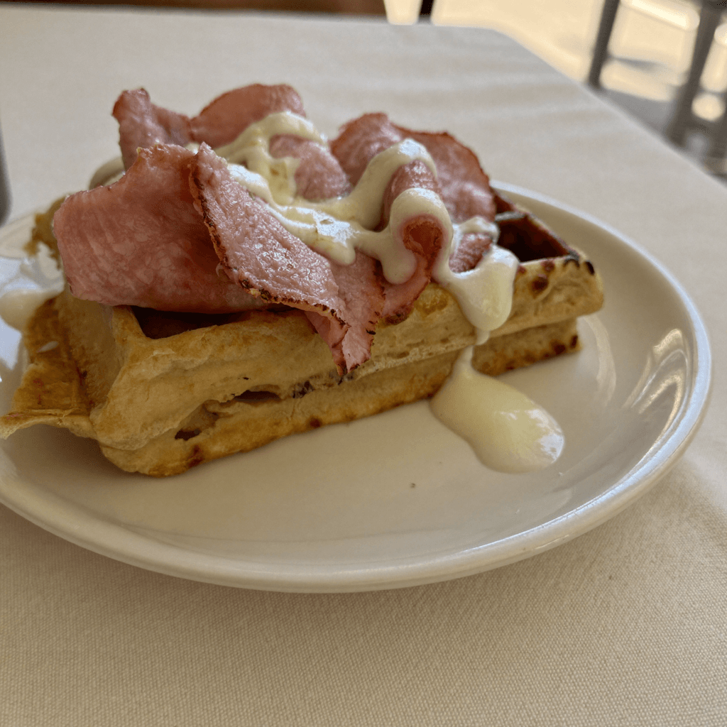 Waffle de jamón y queso