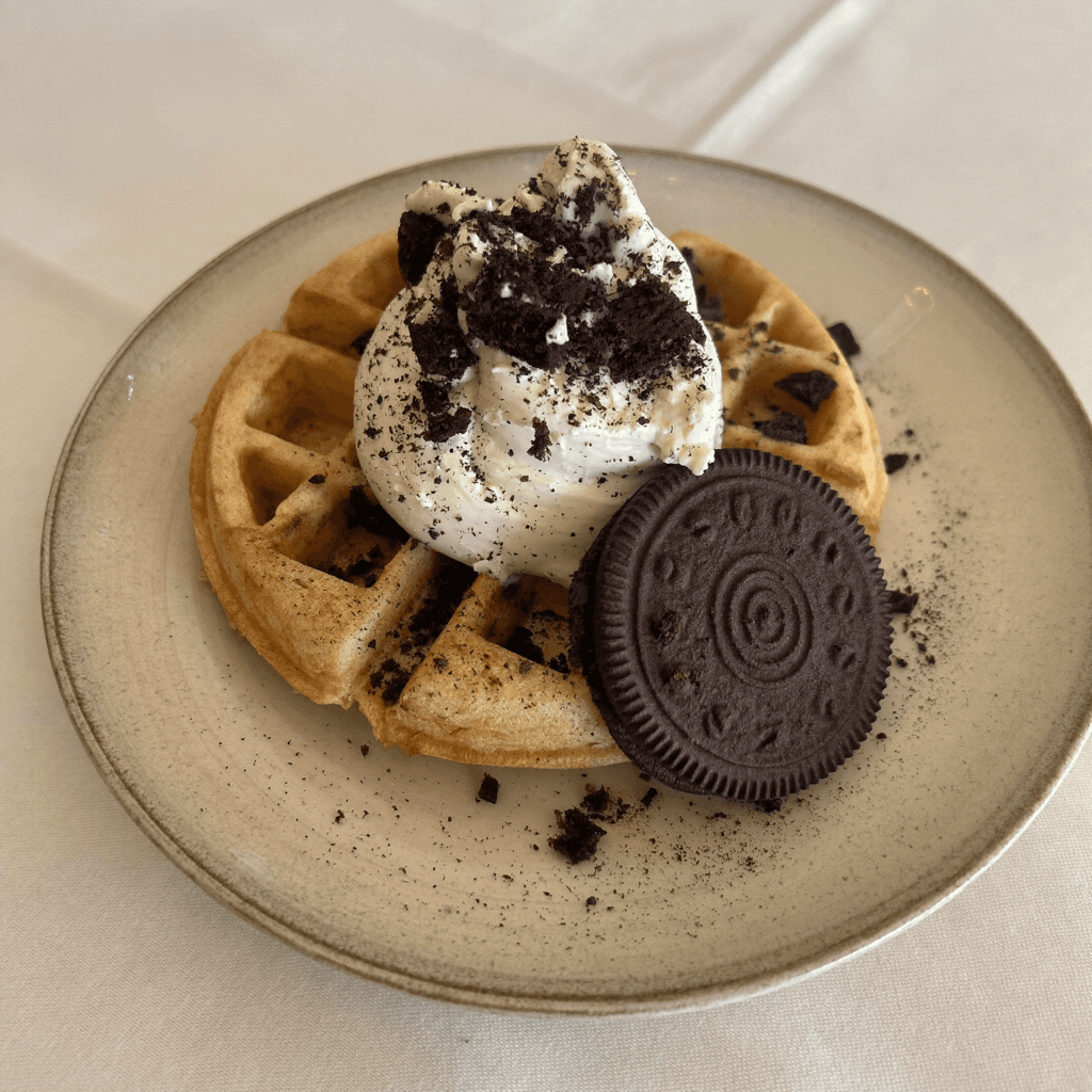 Waffle con helado y galletitas