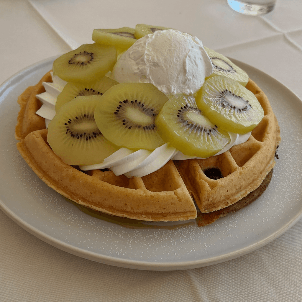 Waffle con frutas y helado
