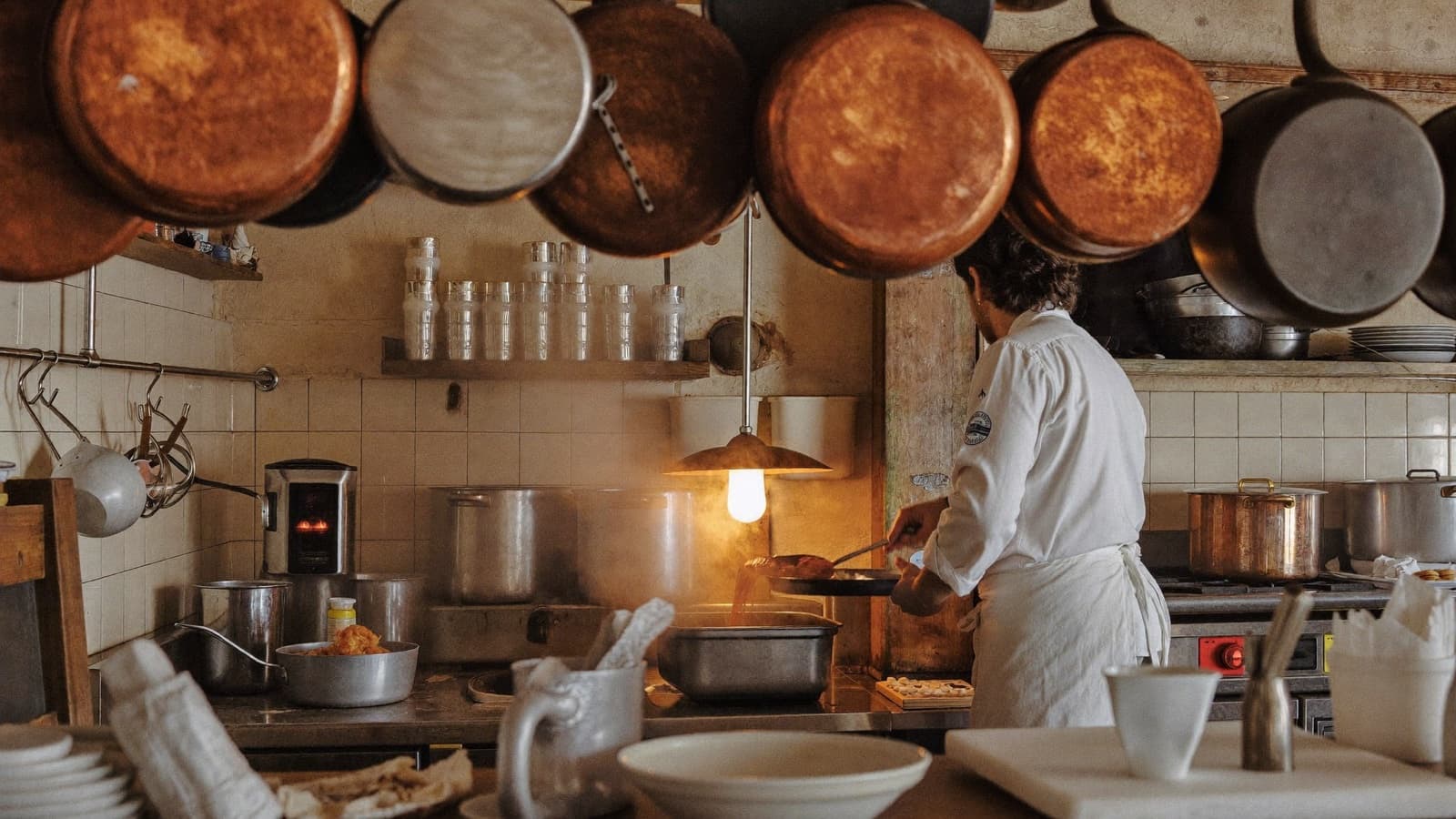 La cocina de un restaurante en pleno servicio