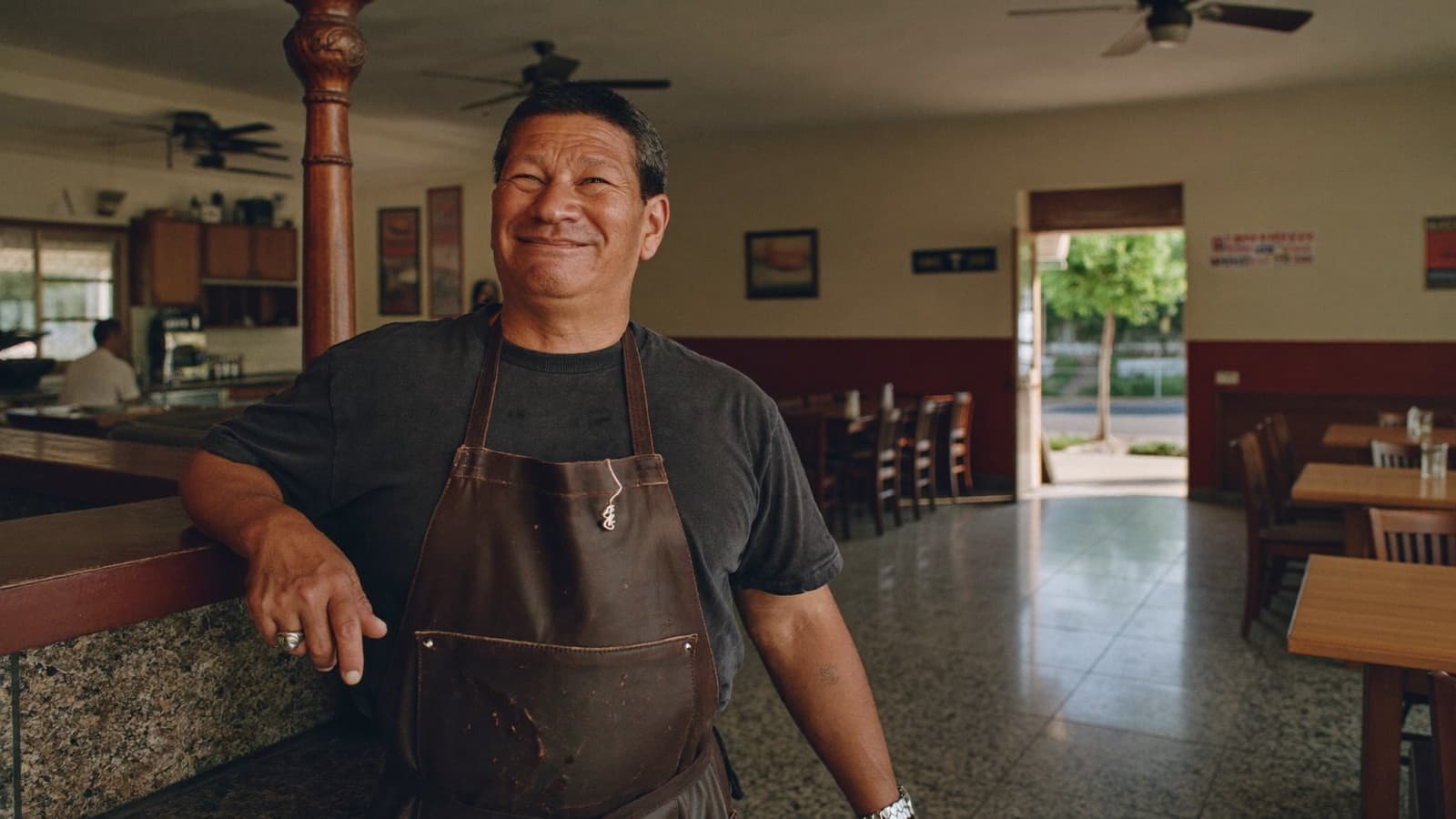 El dueño de un local revisando su negocio