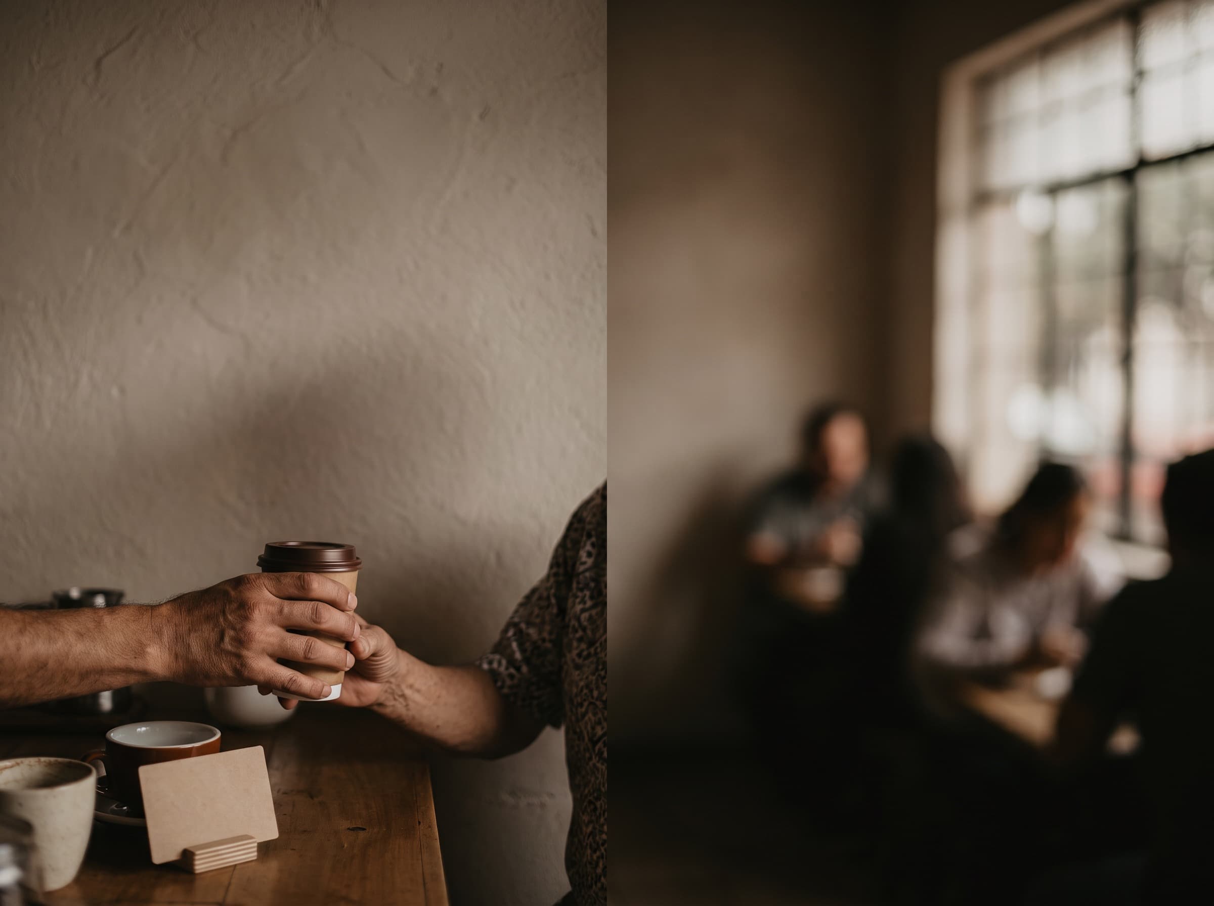 El café del habitual pasando de mano, con la tarjeta de sellos en el mostrador