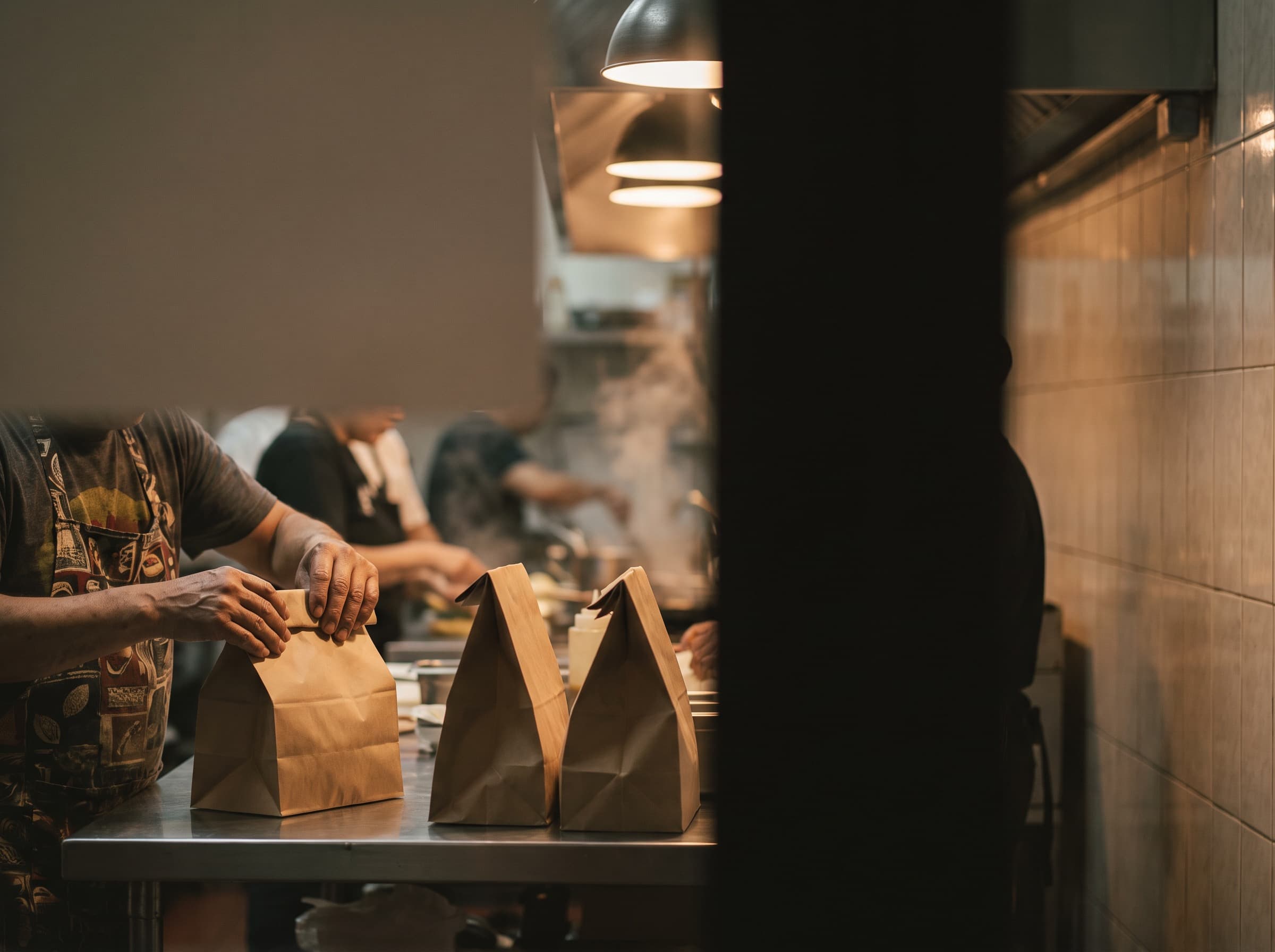 Las bolsas de los pedidos cerrándose en el pase