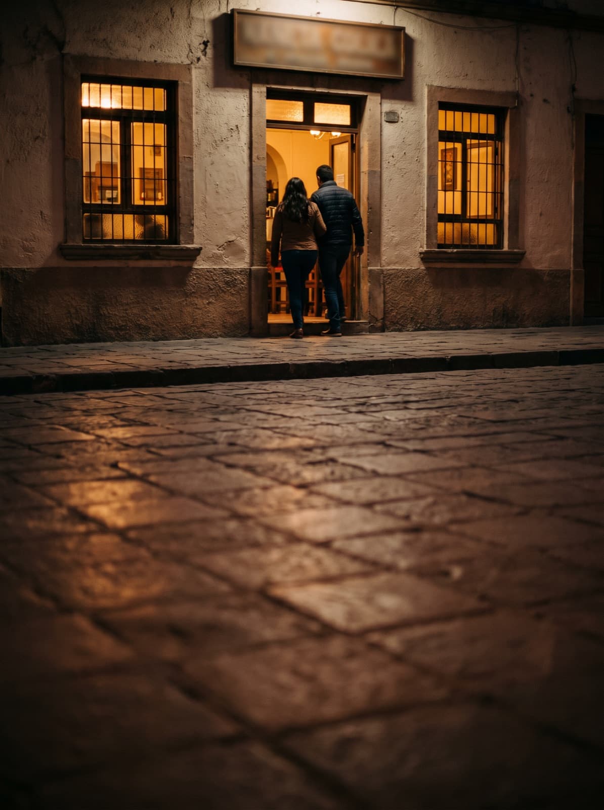 La fachada iluminada de un restaurante al atardecer