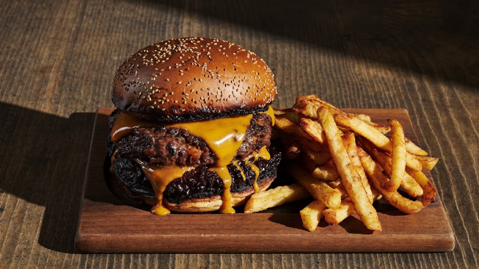 Una hamburguesa doble con cheddar