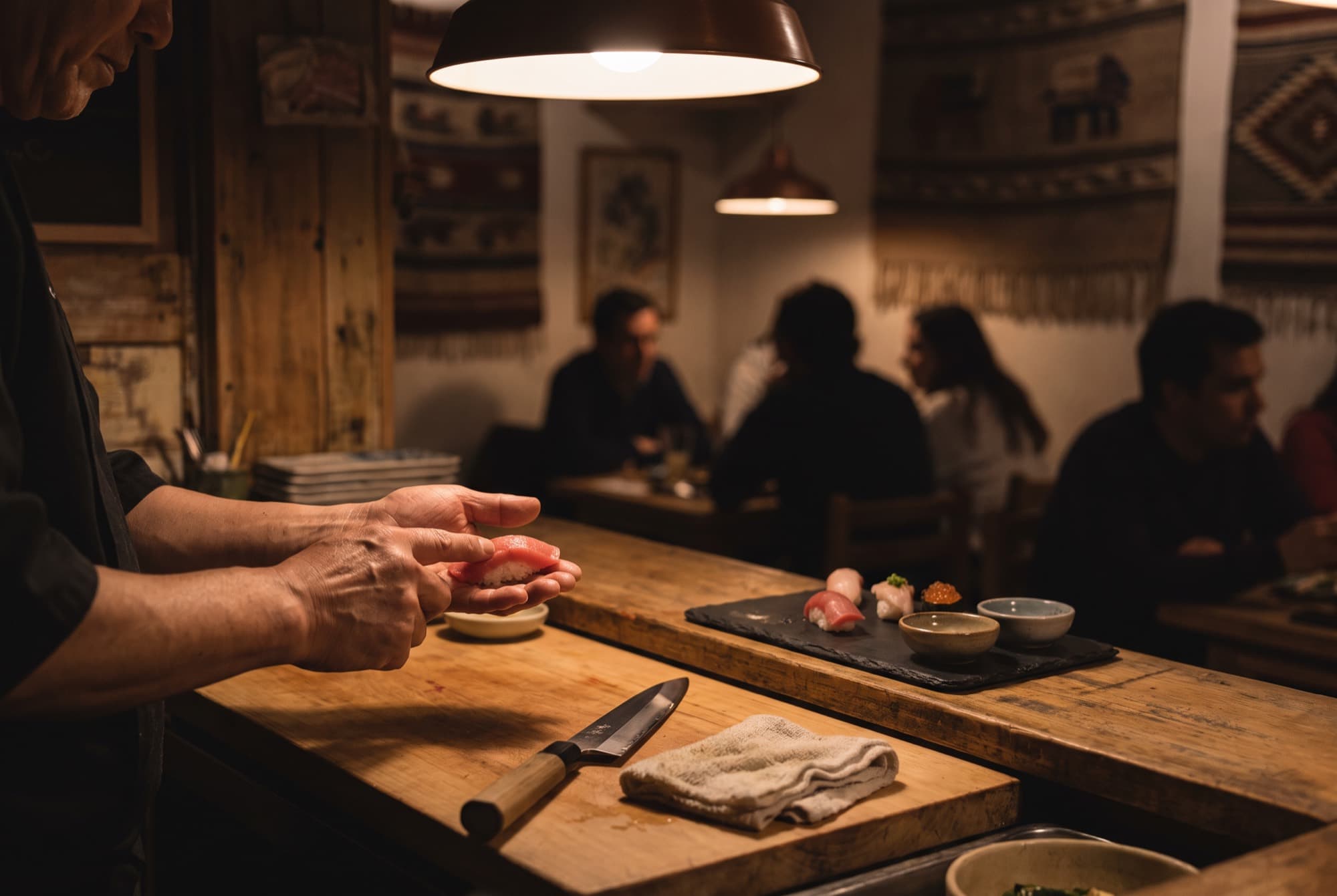 Tabla de rolls con una cerveza en un sushi bar de barrio