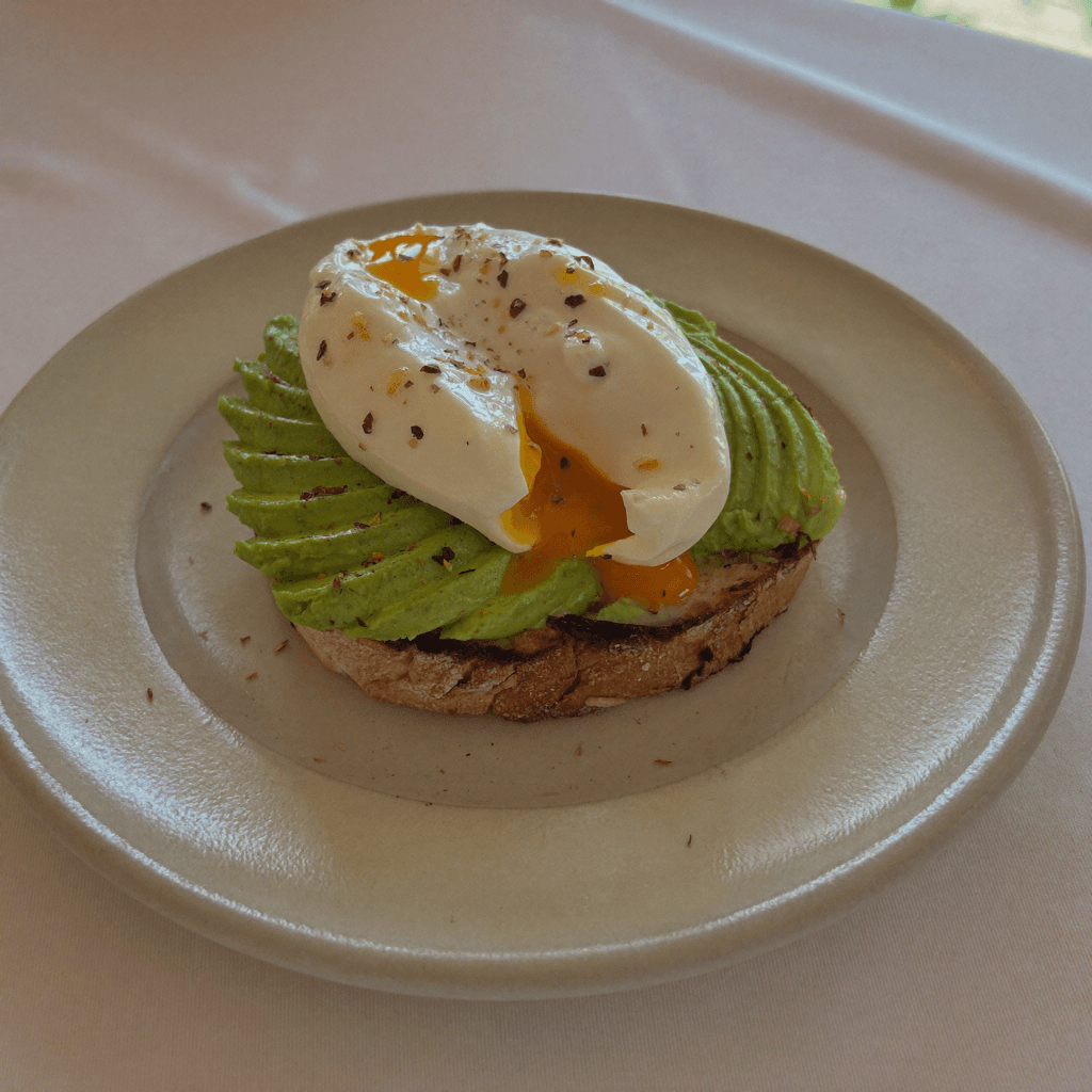 Tostada de palta y huevo