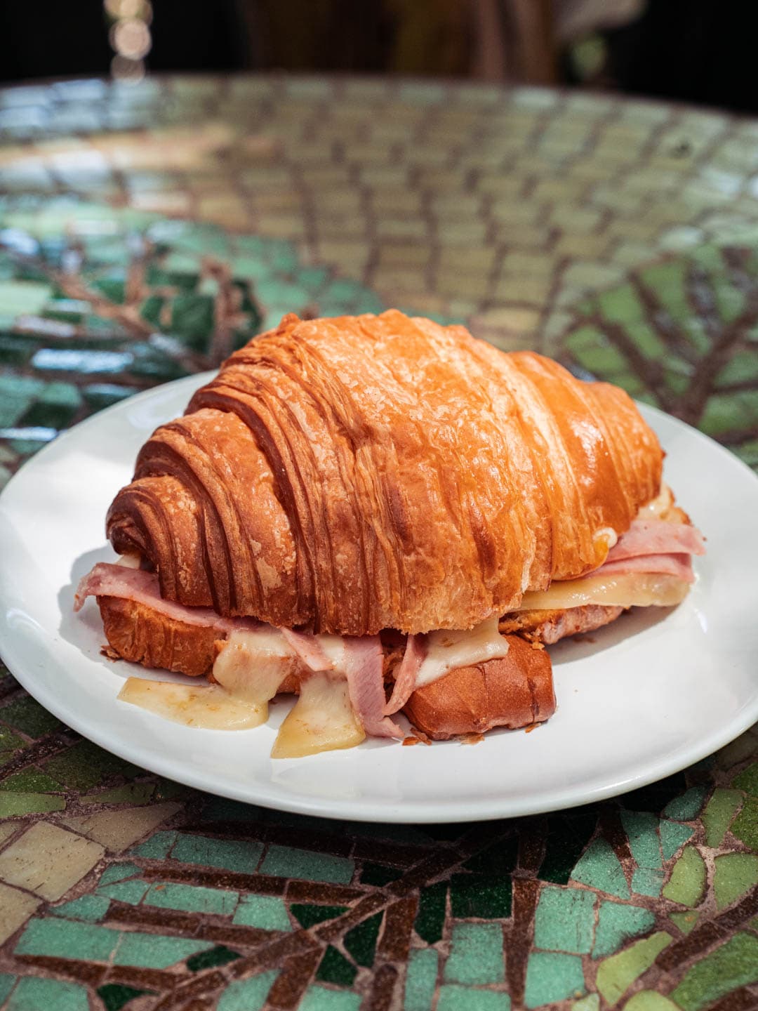 Croissant con jamón y queso