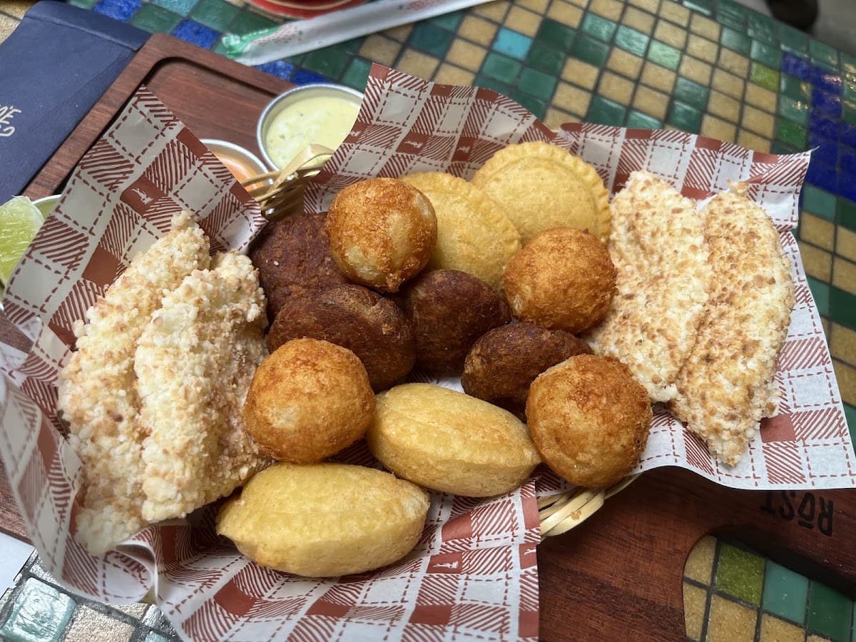 Surtidito típico (32 bocaditos)